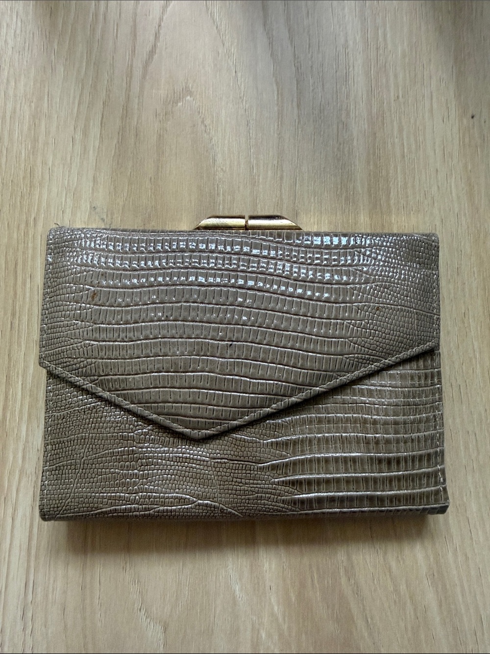 Beautiful Vintage Croc-Embossed Taupe / Gray Leather Kiss Lock Wallet